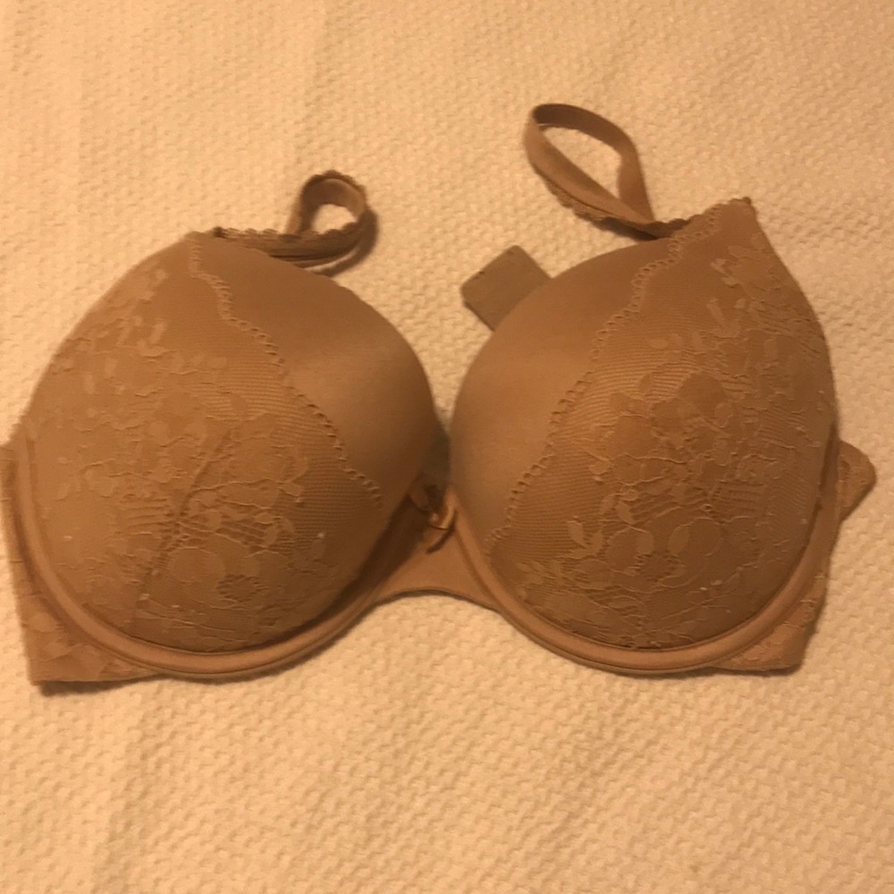 Victoria’s Secret body by Victoria nude bra